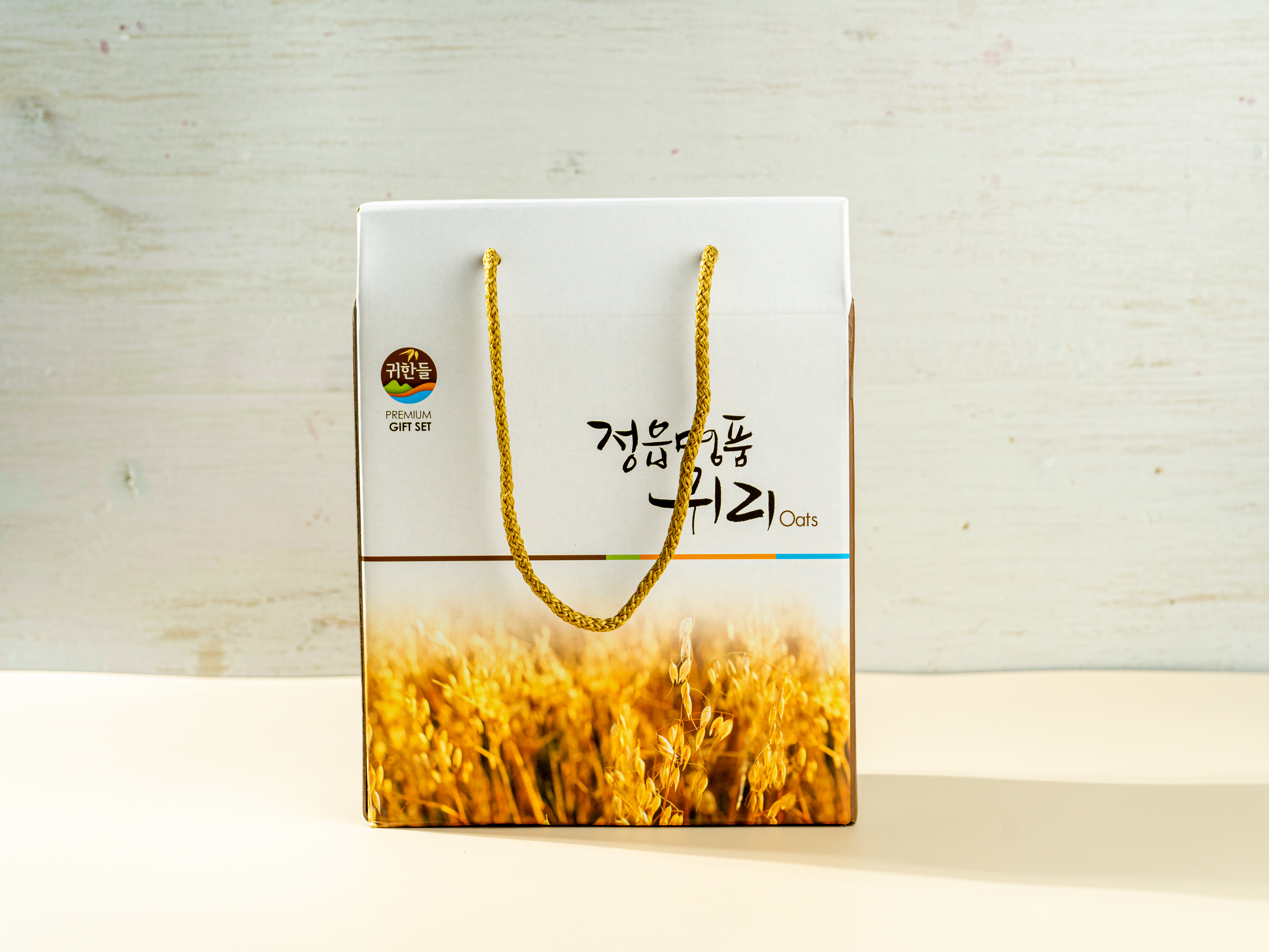 정면에서 본 정읍명품귀리 전용 선물박스 단독 연출
