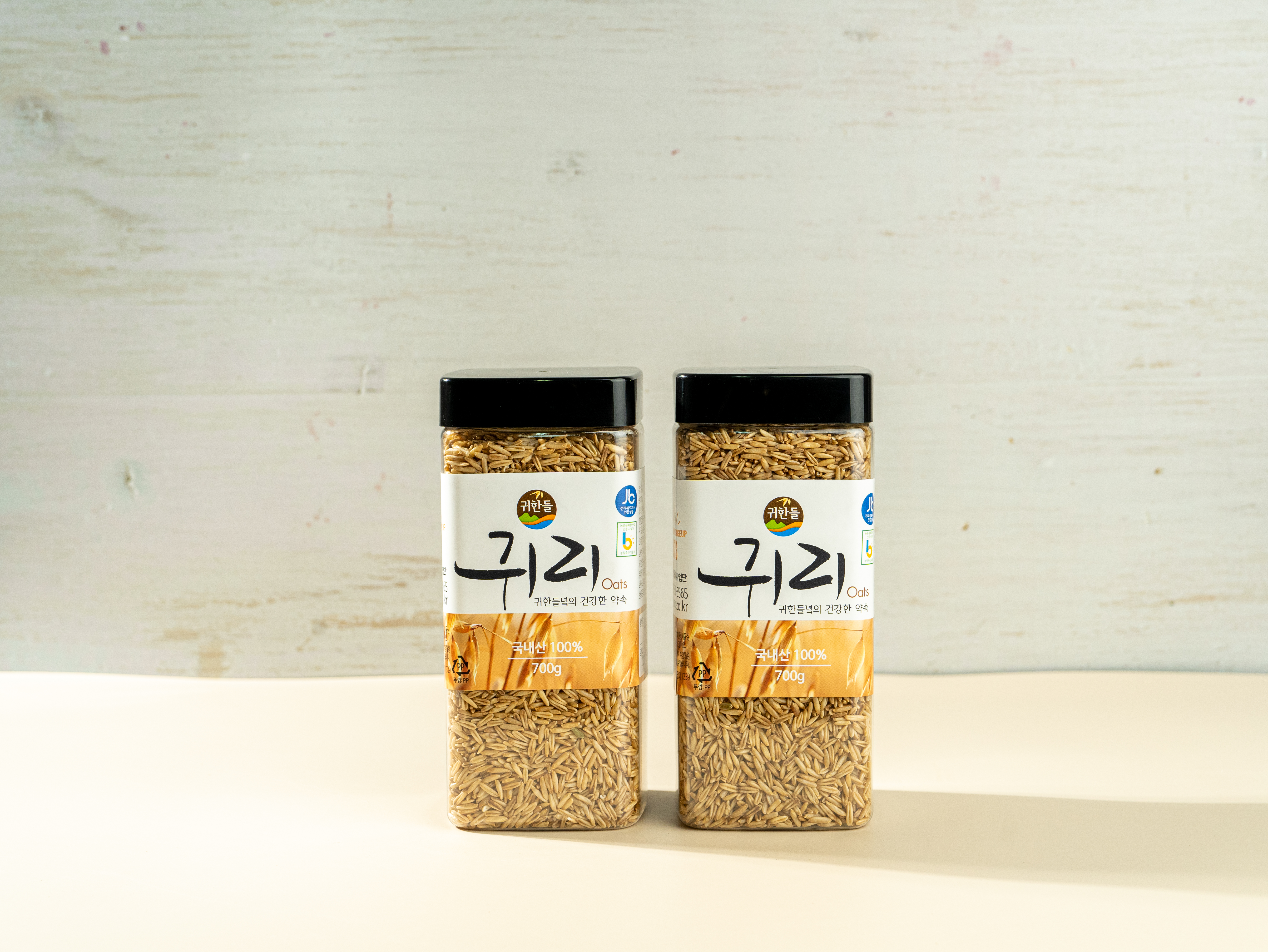 밝은 배경 위에 나란히 놓인 700g 용기 2개로 구성된 정읍명품귀리 선물세트