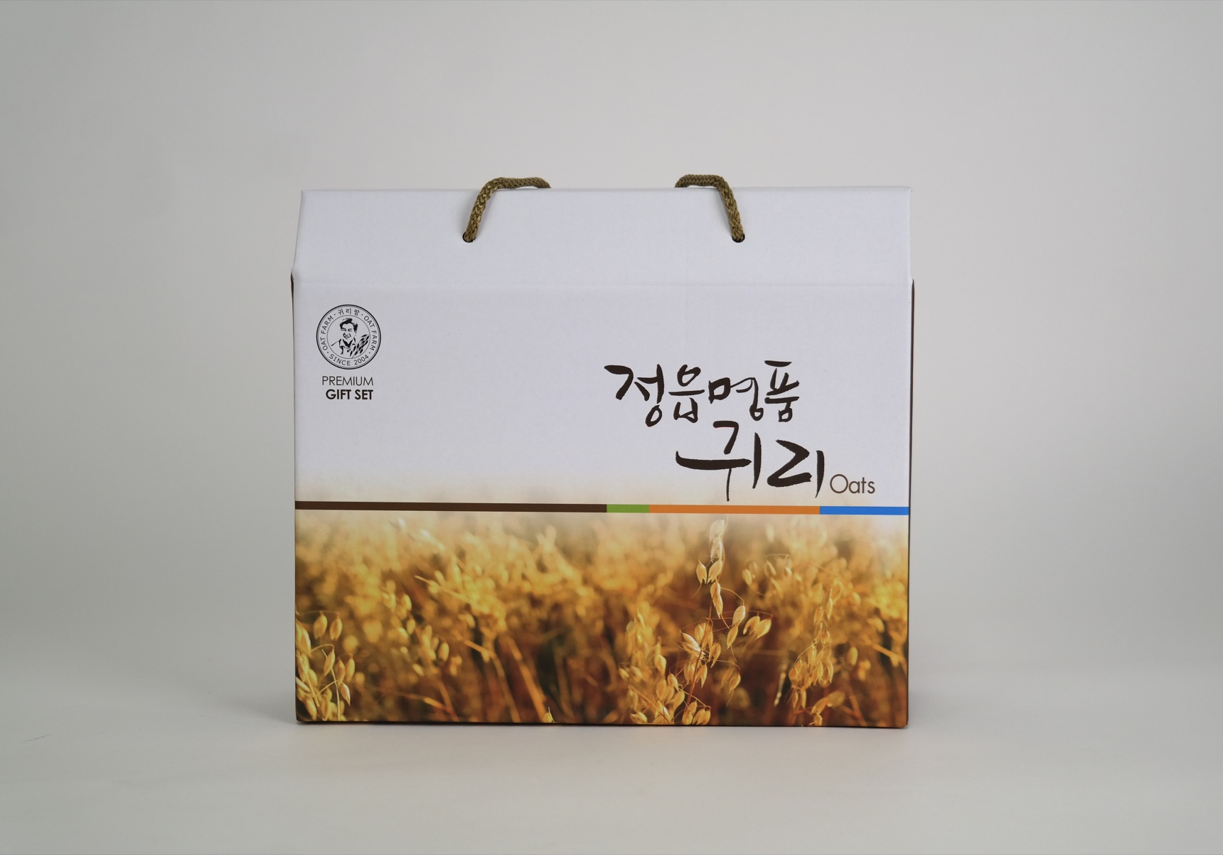 가로형으로 놓인 정읍명품귀리 전용 선물박스 단독 연출