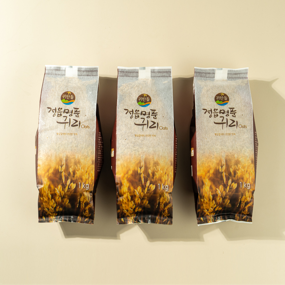 밝은 배경 위에 나란히 놓인 1kg 봉지 3개로 구성된 정읍명품귀리 선물세트